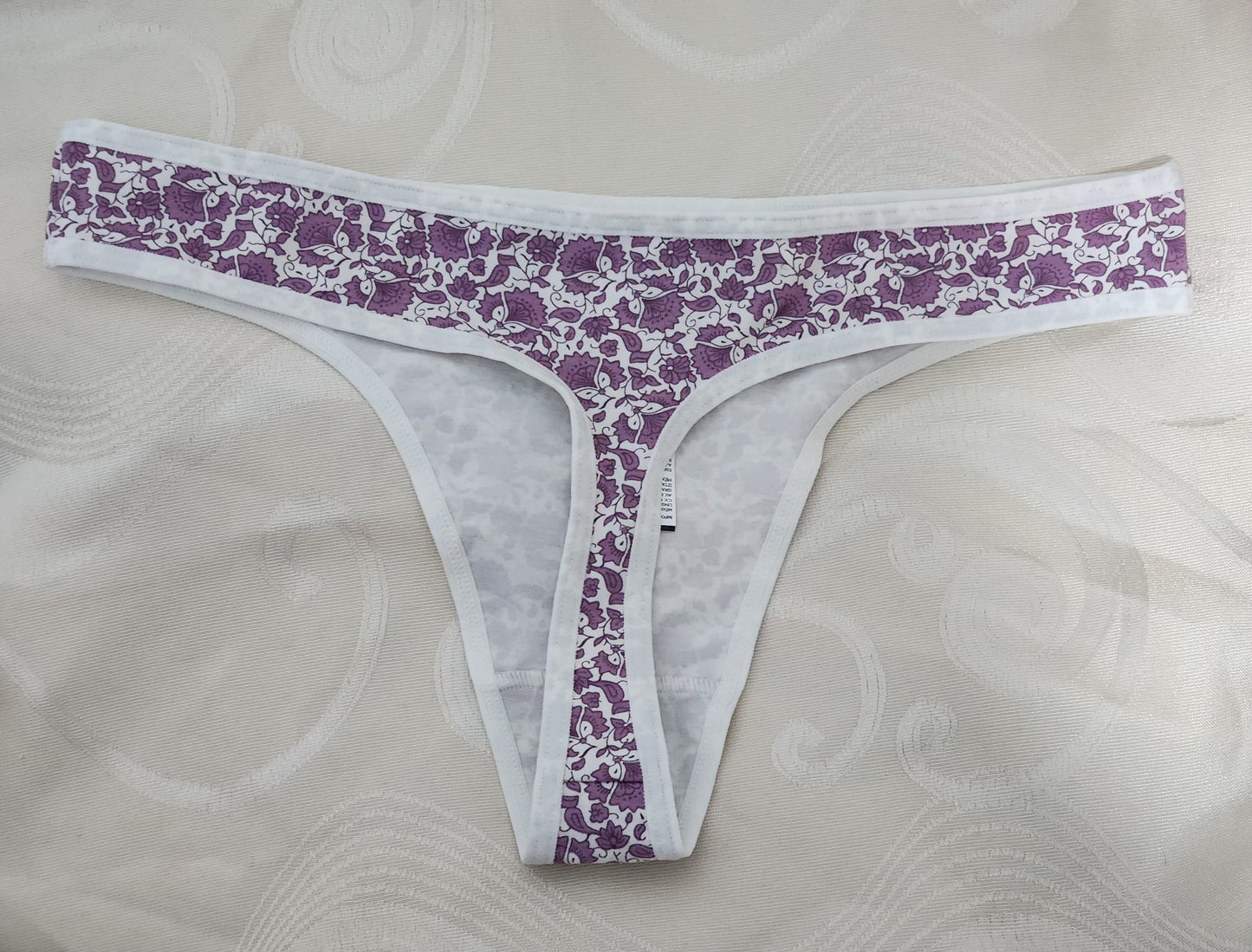 Tanga Brasilera Flores morada con Blanco