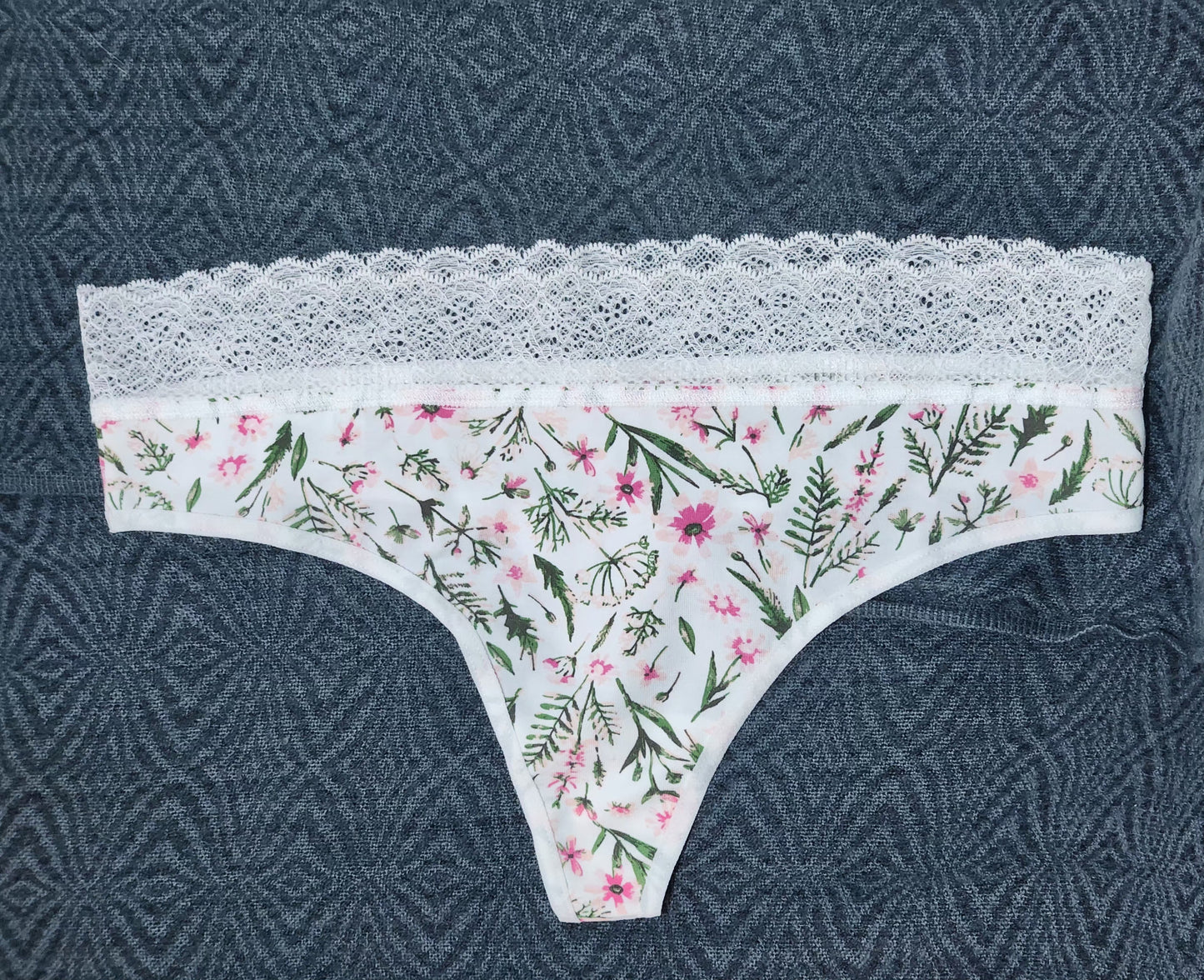 Tanga Brasilera Blanco Flores