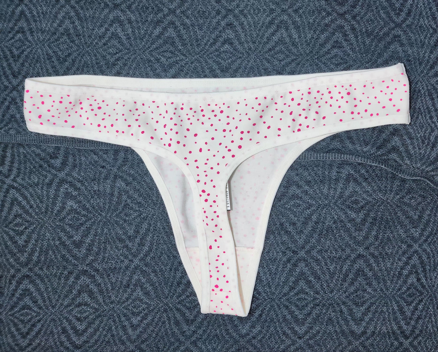 Tanga Brasilera Blanco puntos fucxia
