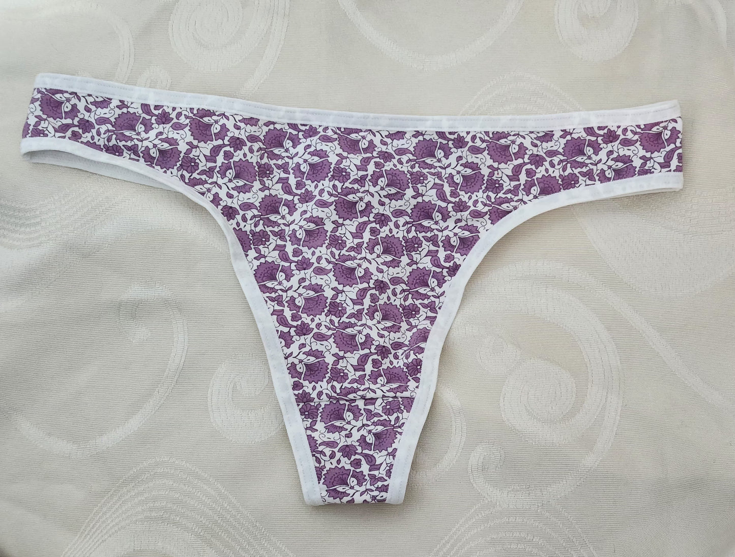 Tanga Brasilera Flores morada con Blanco