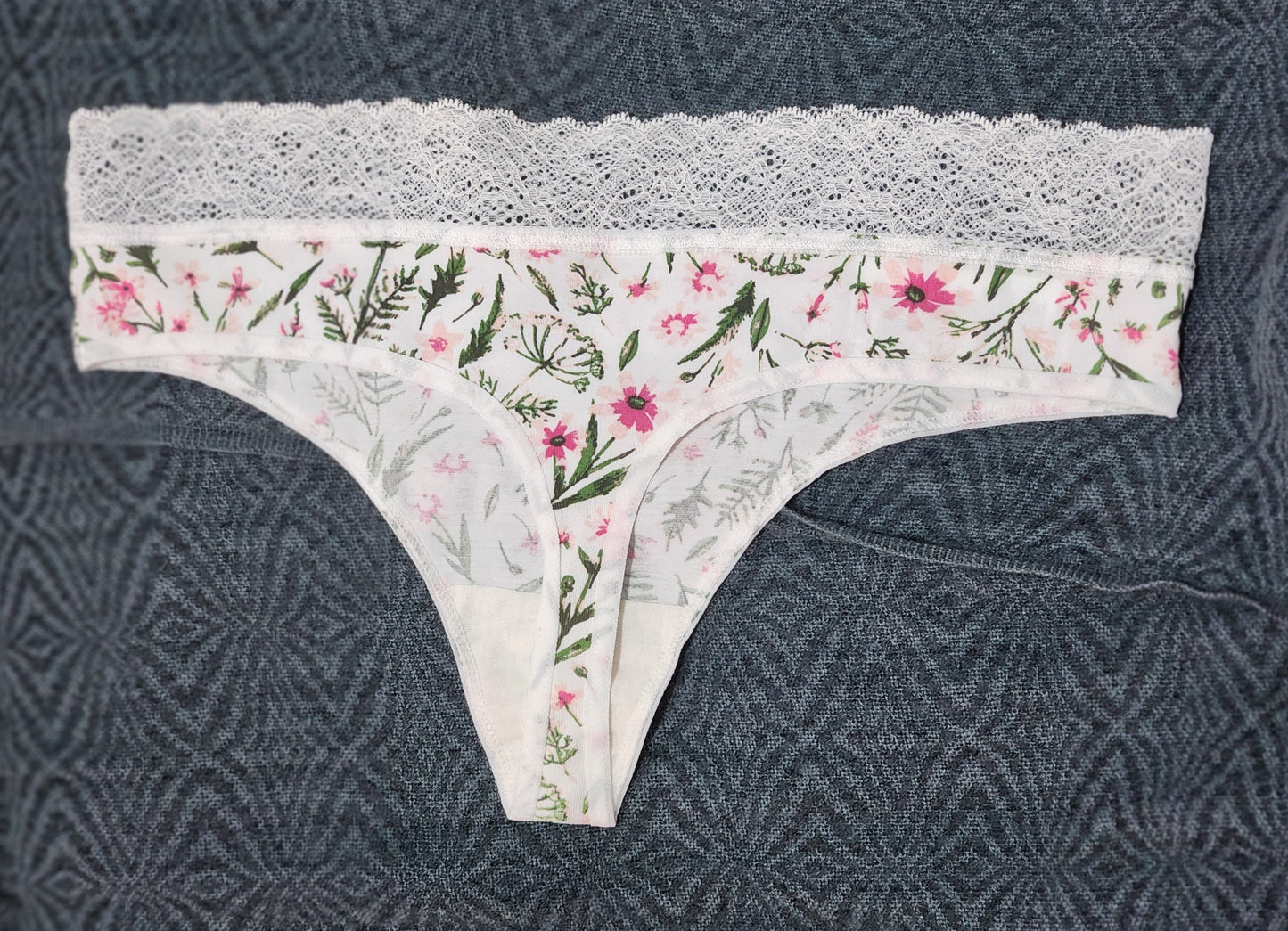 Tanga Brasilera Blanco Flores